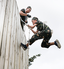青少年军事军训夏令营--雷霆夏令营