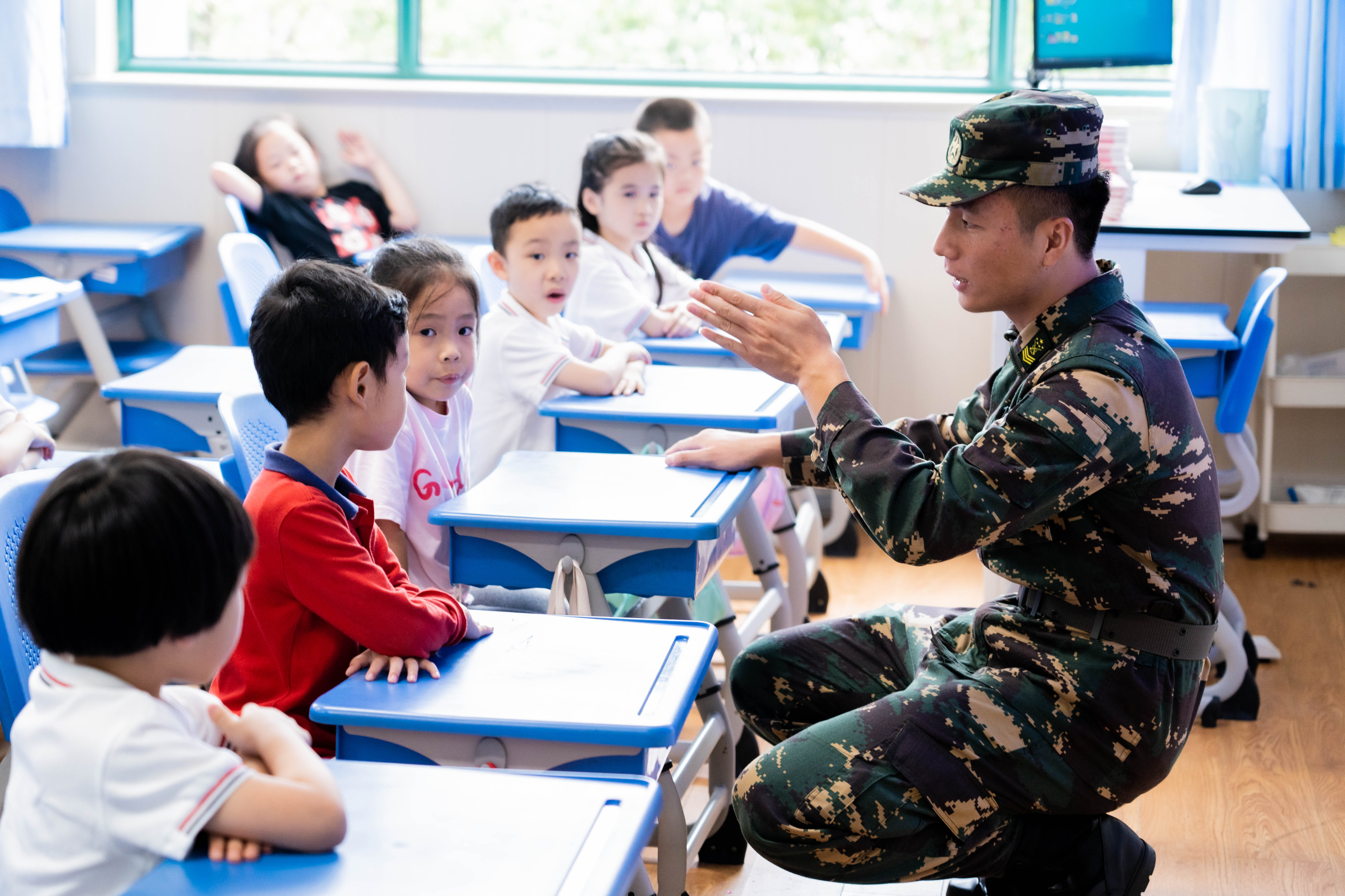 军姿飒爽，青春飞扬——雷霆入校行规训练